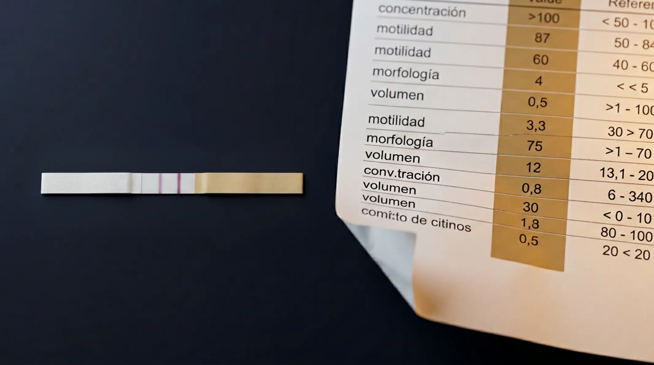 Comparativa entre un test de fertilidad casero tipo lateral flow y un informe de seminograma de laboratorio sobre fondo oscuro con acento dorado